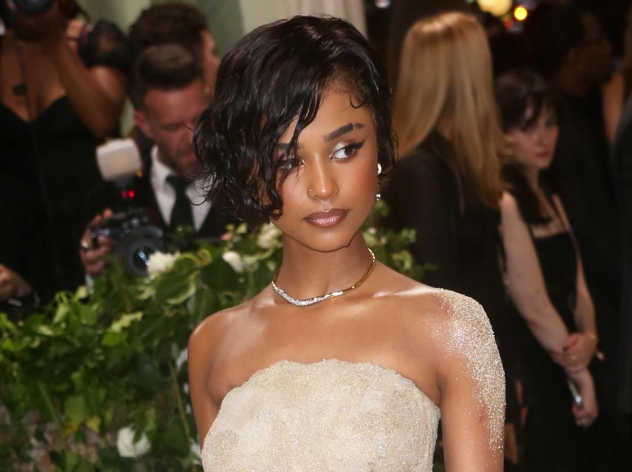 人気シンガーが着用した“砂のドレス”がロングからミニに変身、その方法が斬新