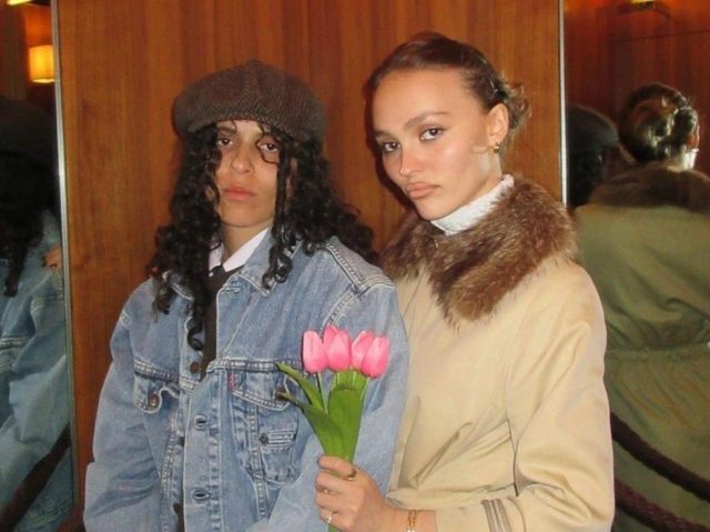 リリー・ローズ・デップ、日本で制服を着るとこうなる