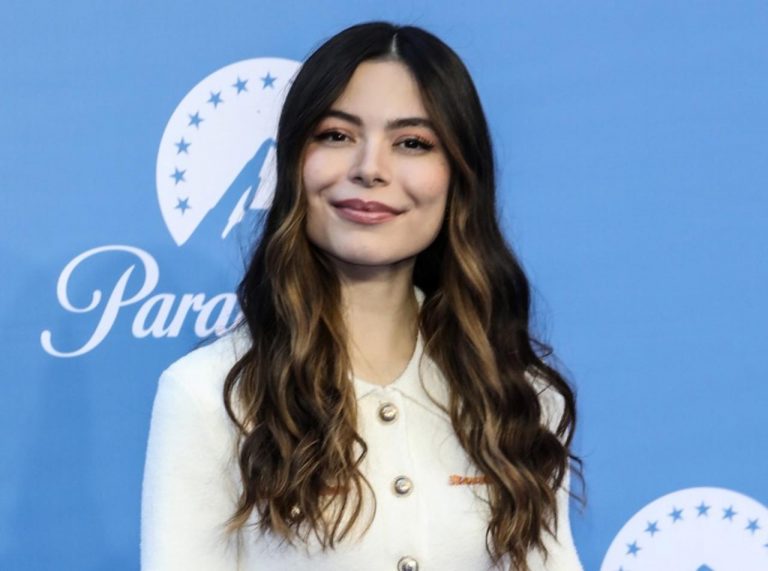 ストーカーが自宅前を燃やし拳銃自殺、人気セレブが自宅は安心できないと話す