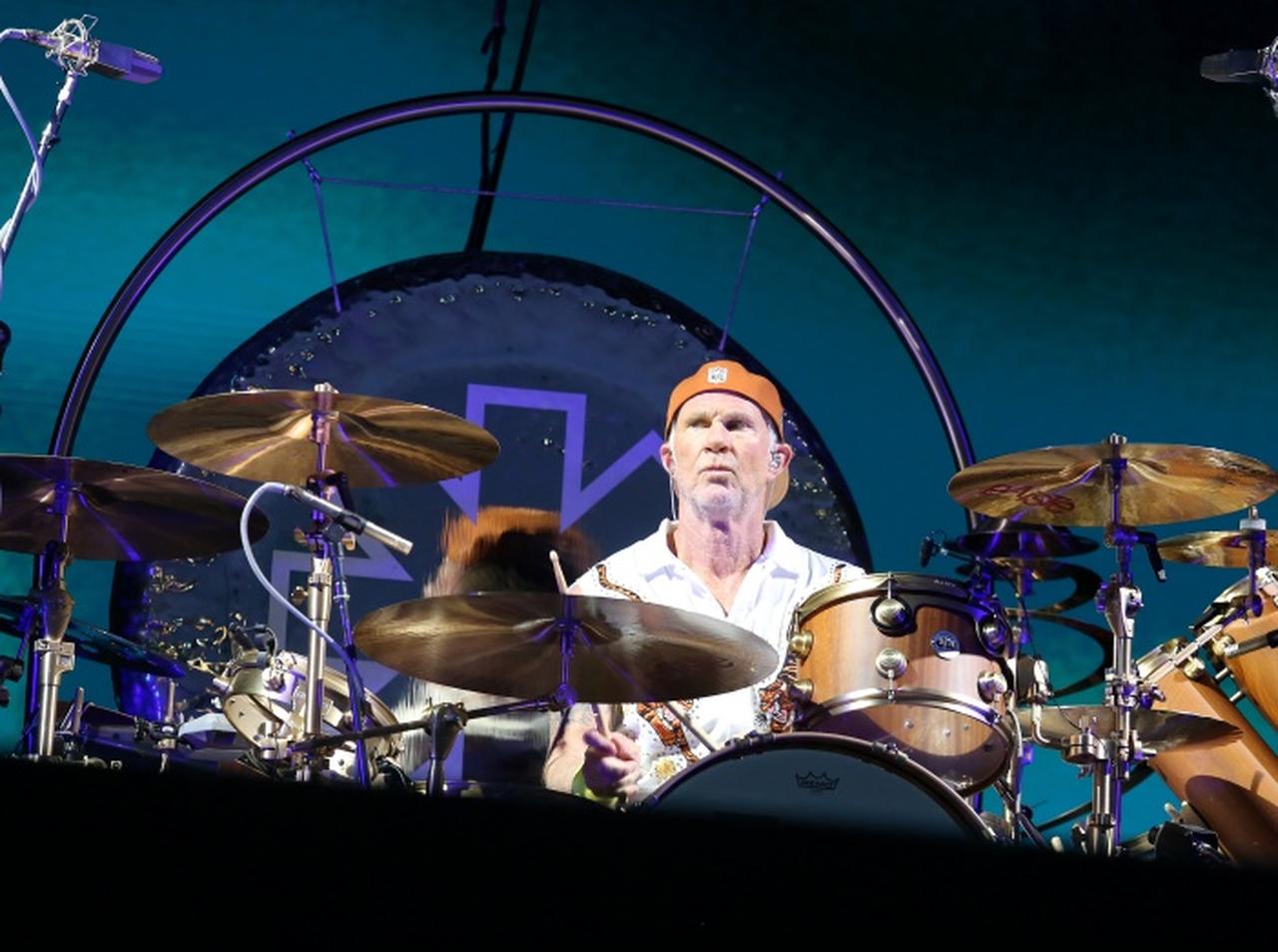 チャド・スミス、日本から帰国後にパール・ジャムの公演に参加し元レッチリメンバーと共演