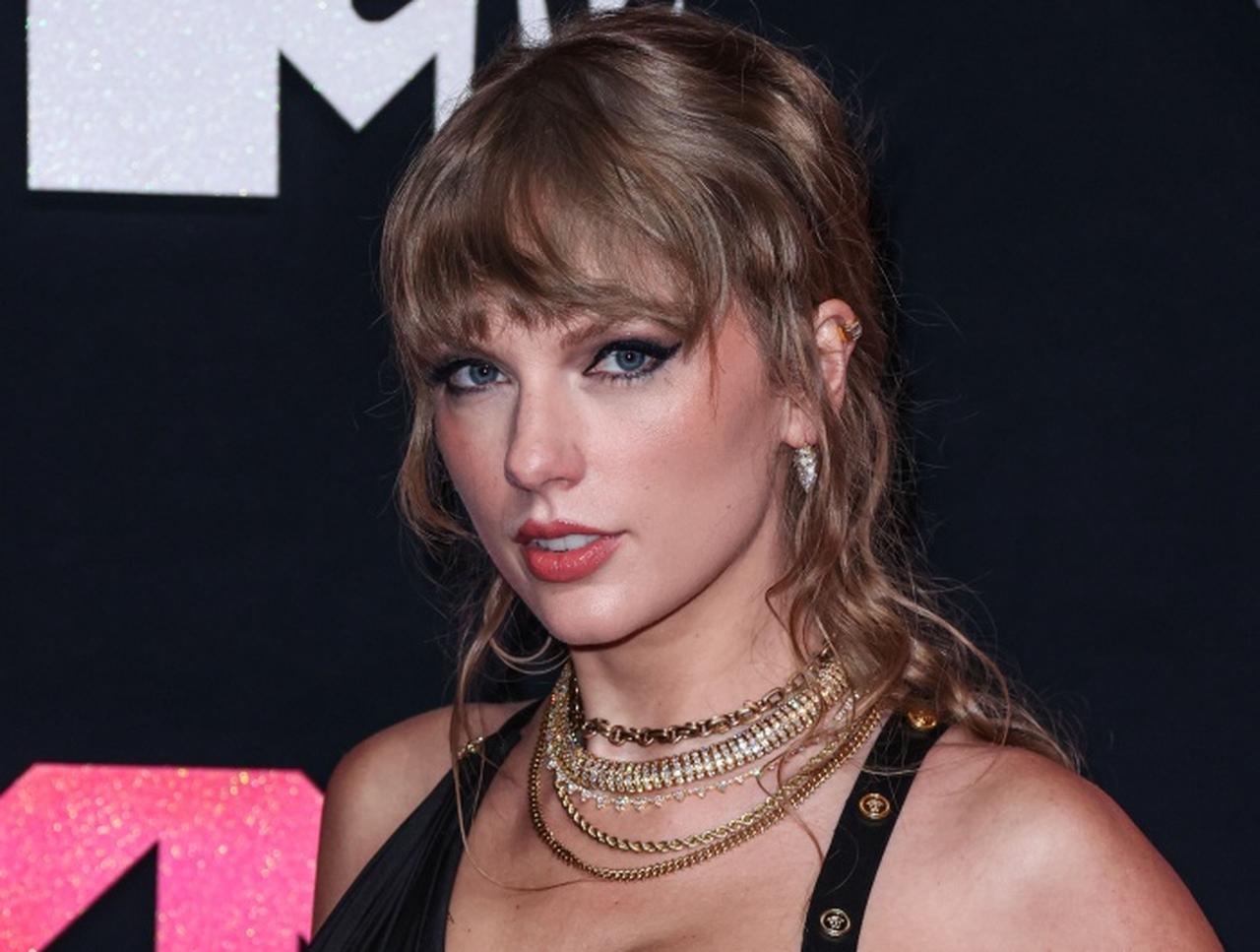 テイラー・スウィフト、映画版『ハンナ・モンタナ』で歌った曲を初披露