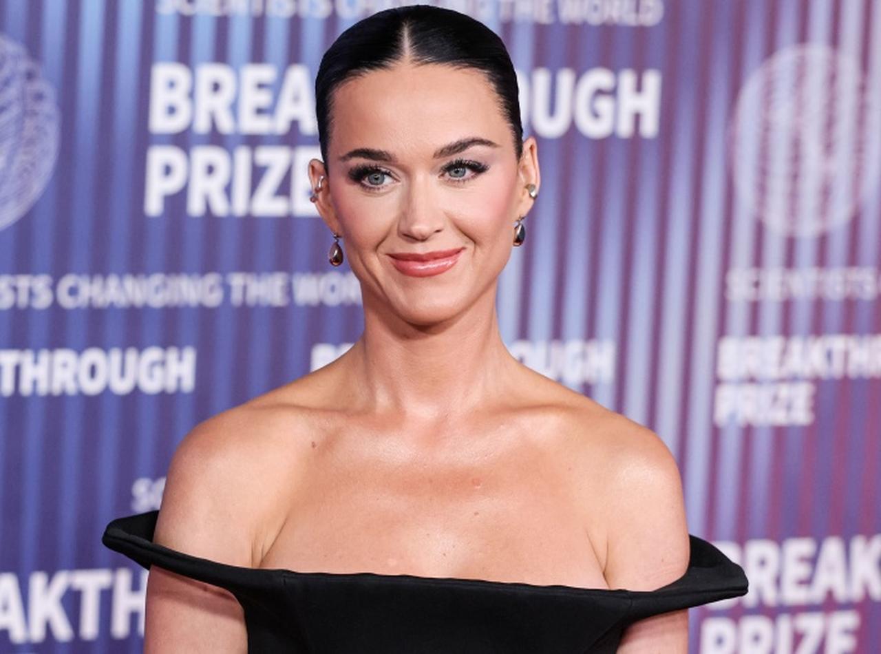 ケイティ・ペリー、ドレスにデザインされた意味深な言葉とは？