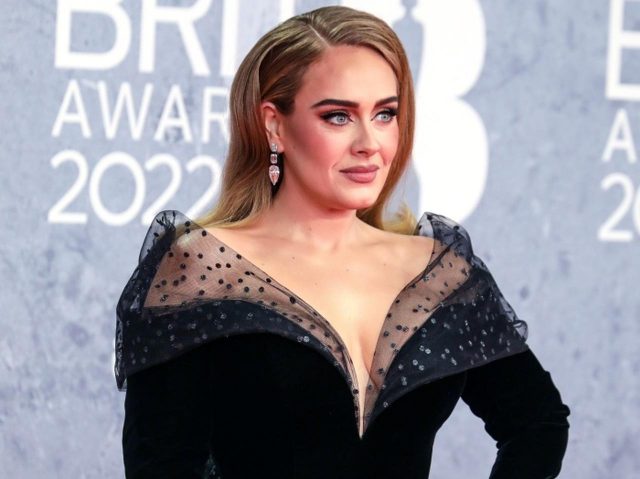 アデル、「プライドなんて最悪」と言ったファンに公演中に反撃