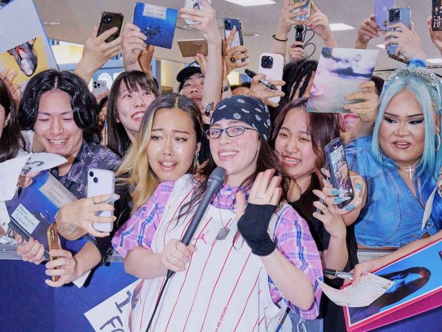 2年ぶり3度目の来日、空港に到着したビリー・アイリッシュをキャッチ！