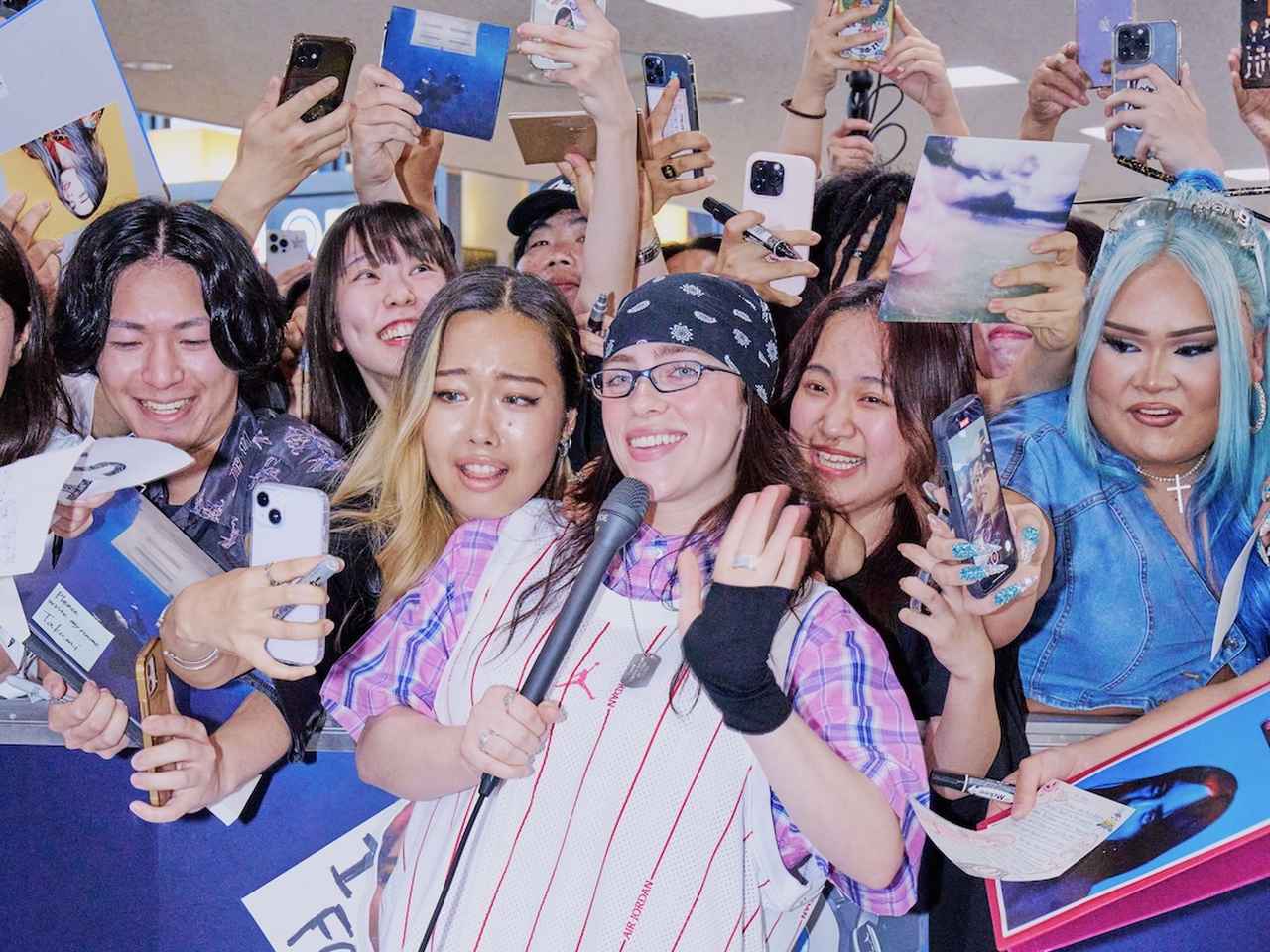 2年ぶり3度目の来日、空港に到着したビリー・アイリッシュをキャッチ!