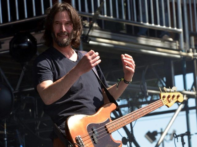 キアヌ・リーブスがベビメタと「キツネサイン」、スタッフTもゲット