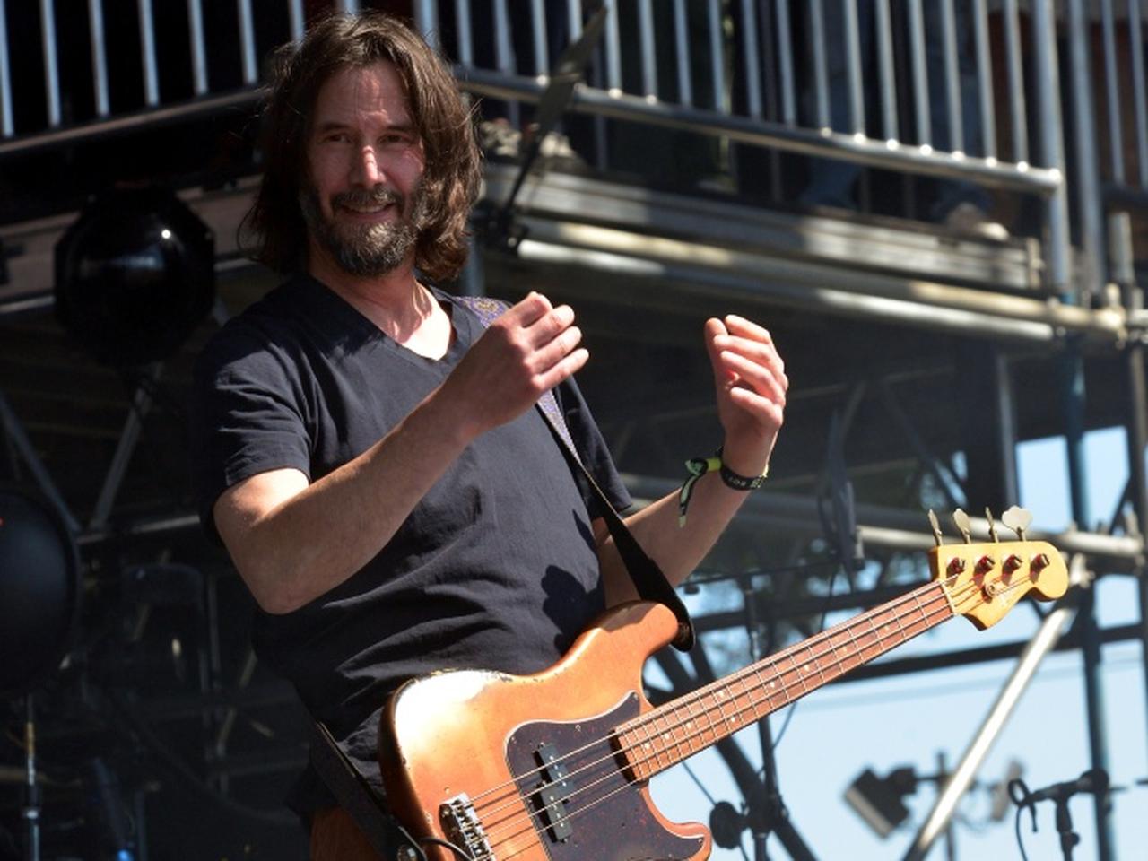 キアヌ・リーブスがベビメタと「キツネサイン」、スタッフTもゲット