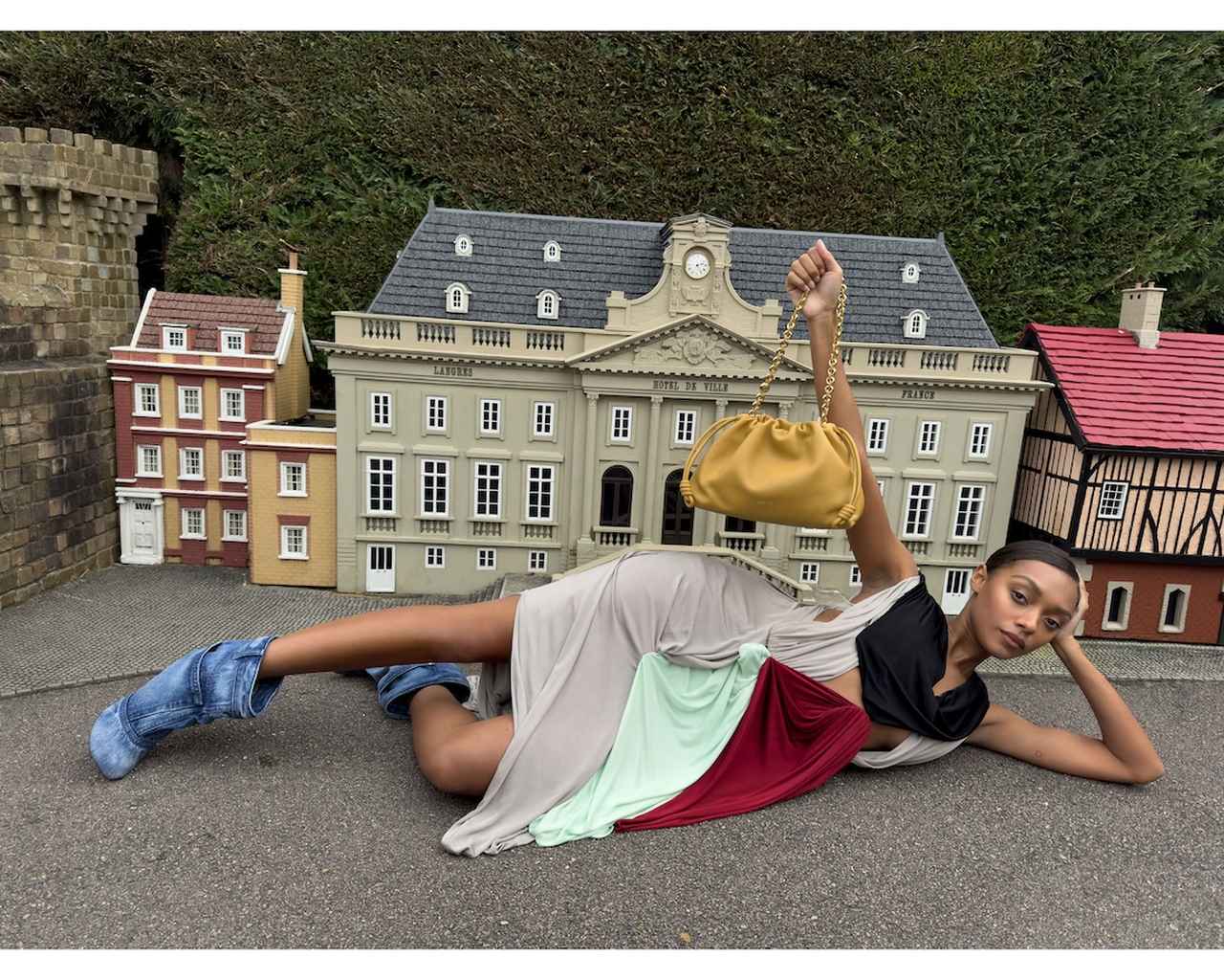 ロエベ、ユルゲン・テラーが撮影した2024 F/Wプレコレクションのキャンペーンヴィジュアルを公開