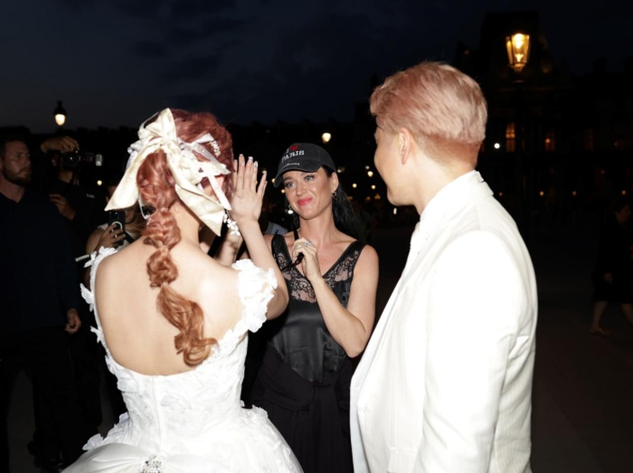 ケイティ・ペリー、パリで日本人カップルを祝福