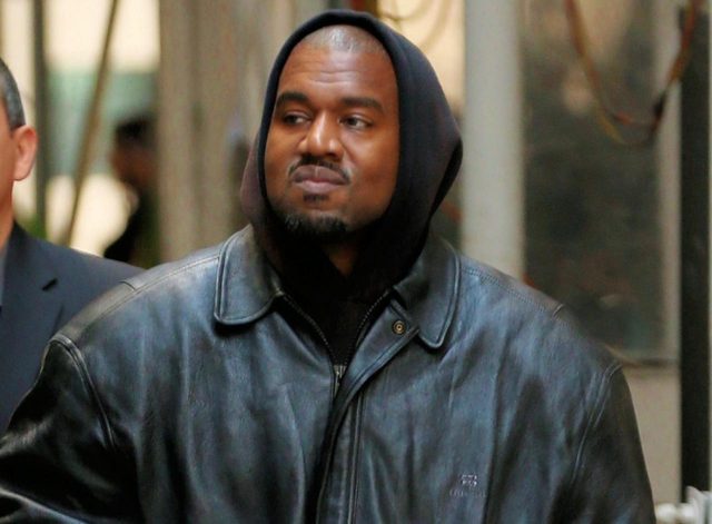 カニエ・ウェストが誕生日ウィークに来日、露出度高めで話題の妻の空港ファッションは？