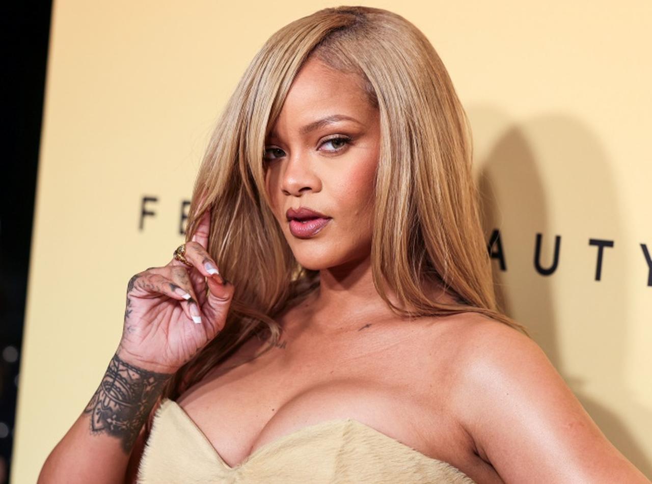 リアーナ、短めカーリーヘアの「地毛」が新鮮すぎる