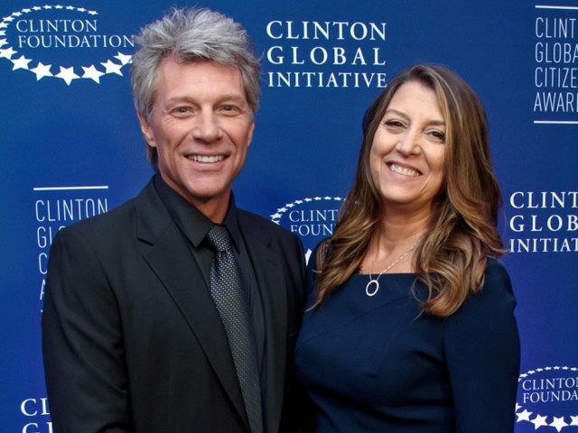 ジョン・ボン・ジョヴィ、妻が高校の卒業アルバムに書いた粋なメッセージを明かす