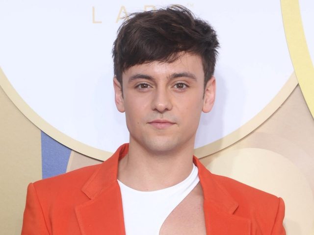 「段ボールベッド」の耐久性は？高跳び人気選手がベッドの上で大暴れ