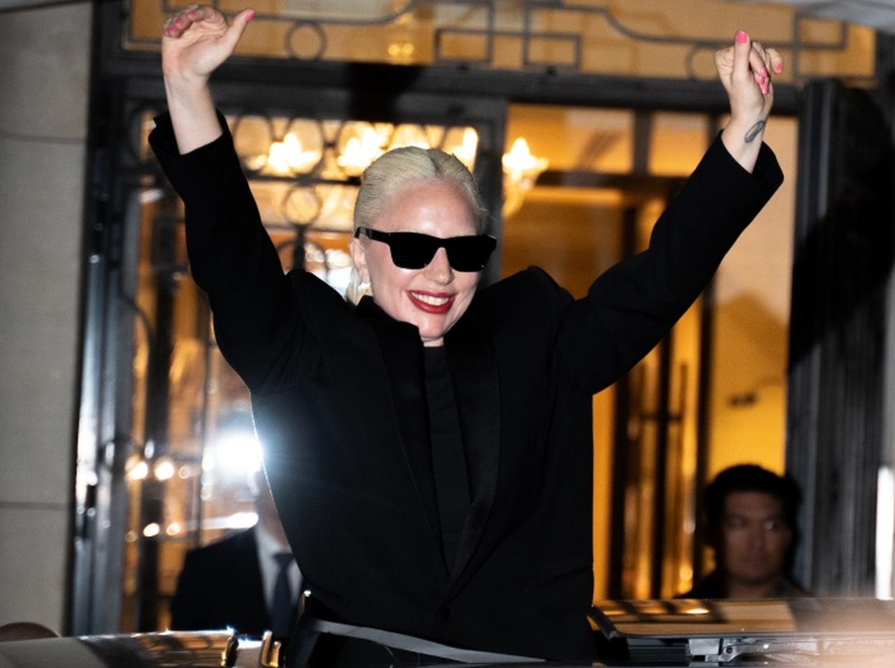 レディー・ガガが大サービス!ホテル前に集結したファンに新曲を聞かせる