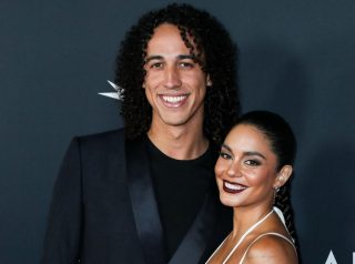 ヴァネッサ・ハジェンズが第1子を出産、夫と病院を後に