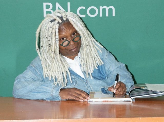 ウーピー・ゴールドバーグ、母親の遺灰をディズニーランドに撒いた方法