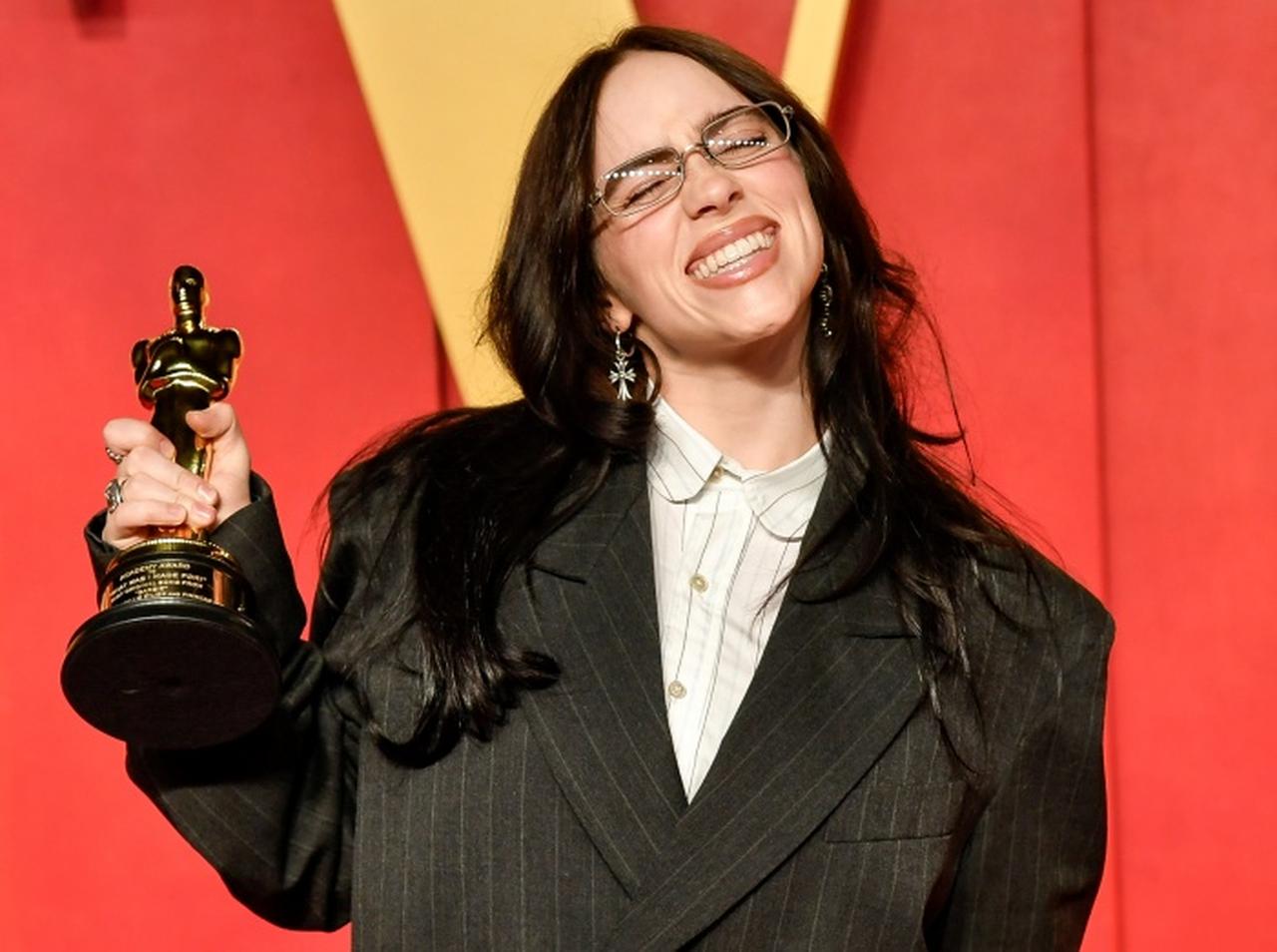 ビリー・アイリッシュ、日本でプリクラにチャレンジ!仕上がりは?