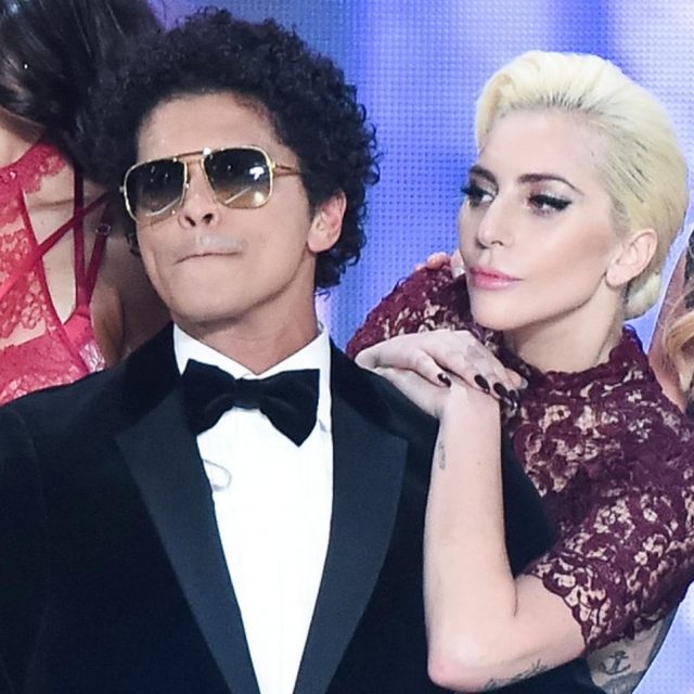 ブルーノ・マーズとレディー・ガガの「意味深なやり取り」が話題に