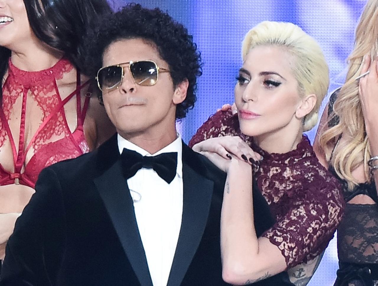 ブルーノ・マーズとレディー・ガガの「意味深なやり取り」が話題に