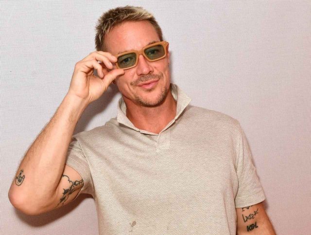 元目黒区民の人気DJディプロが富士山に登頂、お供となったのは「オレオパン」