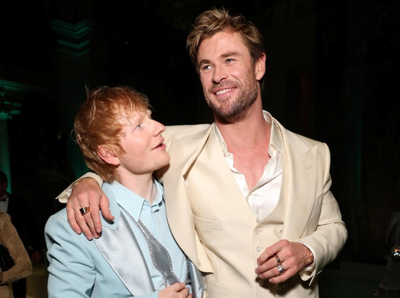 クリス・ヘムズワース、エド・シーランのライブでまさかのドラム担当