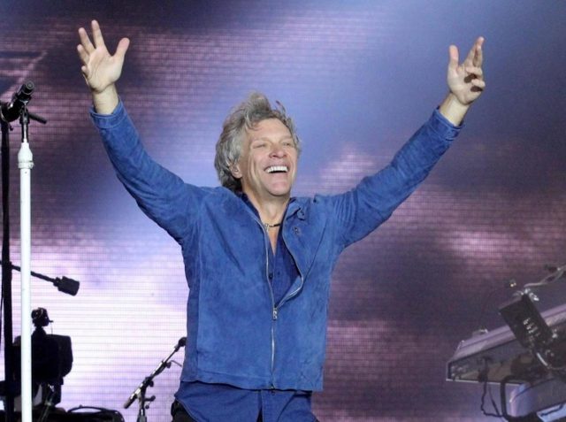 「盆ジョヴィ」発祥の地の中野駅前大盆踊り大会でボン・ジョヴィうちわが配られる