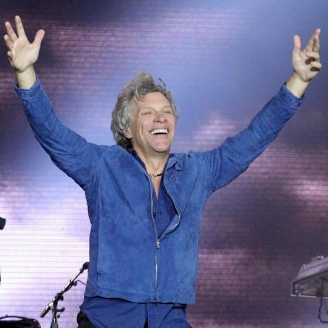 「盆ジョヴィ」発祥の地の中野駅前大盆踊り大会でボン・ジョヴィうちわが配られる