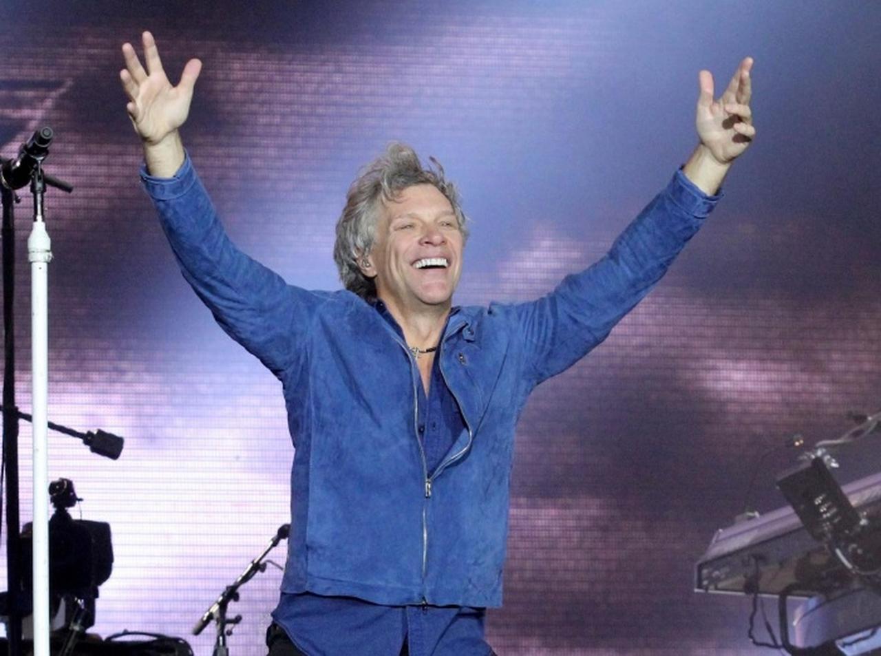 「盆ジョヴィ」発祥の地の中野駅前大盆踊り大会でボン・ジョヴィうちわが配られる