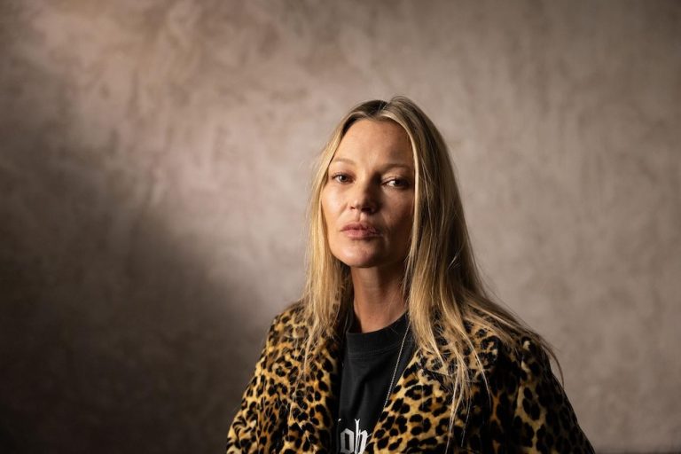 ケイト・モスのデビュー当時を映した超貴重なお宝映像が到着!旧知の仲であるジョン・ガリアーノとの貴重な秘話も。