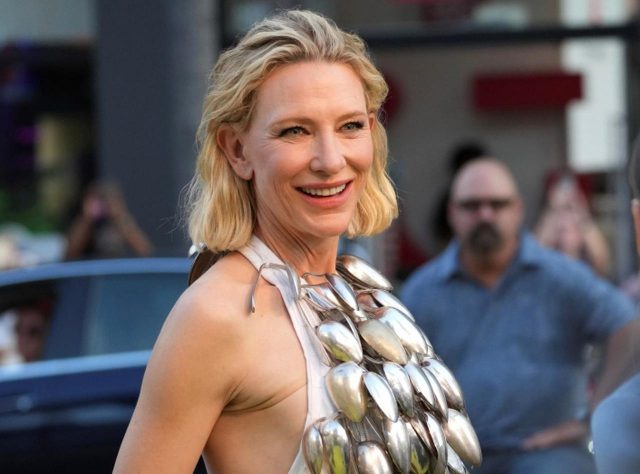 「102本のスプーン」を使った服を着用、ケイト・ブランシェットが魅せる