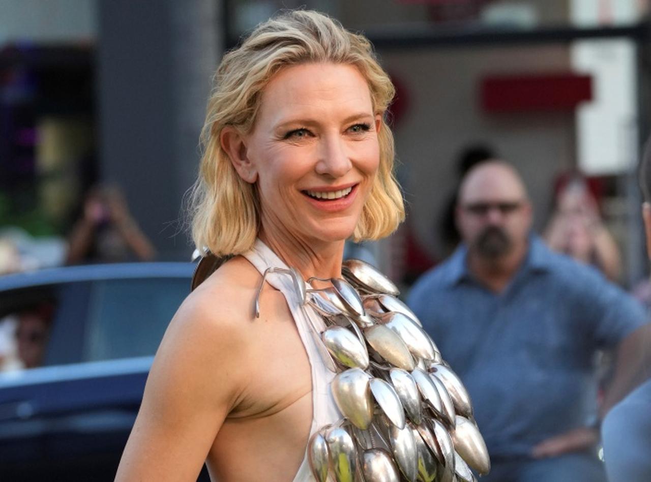 「102本のスプーン」を使った服を着用、ケイト・ブランシェットが魅せる