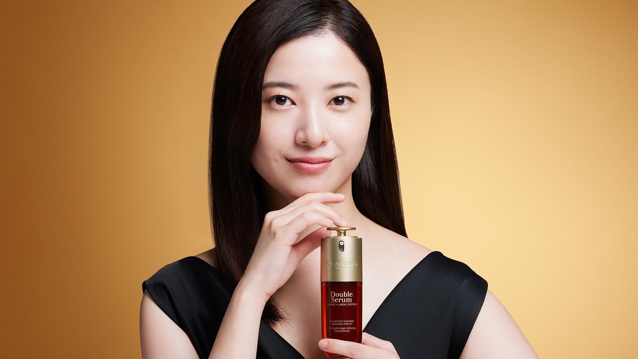 第9世代に進化した「ダブル セーラム」のローンチを記念し、吉高由里子がブランド初の「クラランス ブランド ミューズ」に就任。