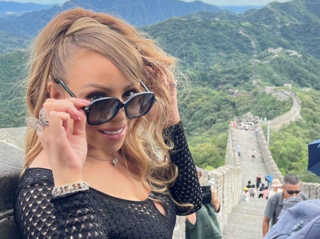 マライア・キャリー、「ハイヒール」で万里の長城へ