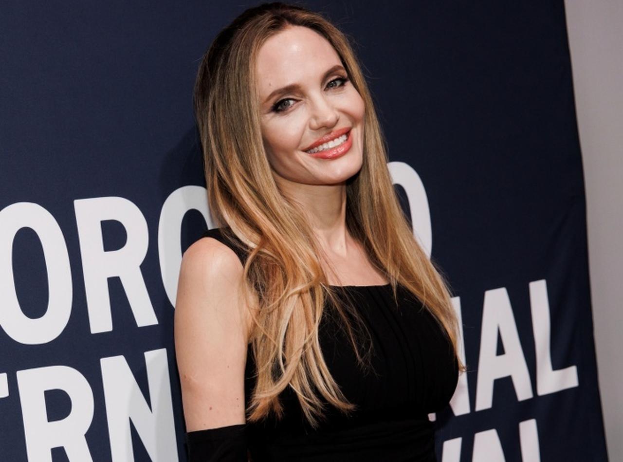 警備の目を盗んでアンジェリーナ・ジョリーにハグ、その時の対応が話題に