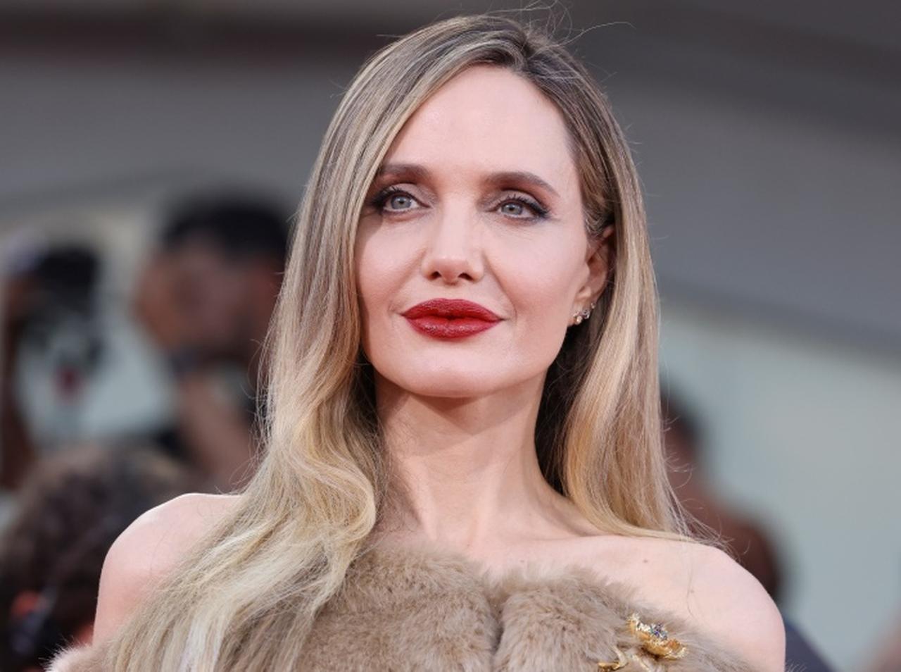 アンジェリーナ・ジョリー、ヴェネチア国際映画祭でつけたブローチが歴史的なものだった