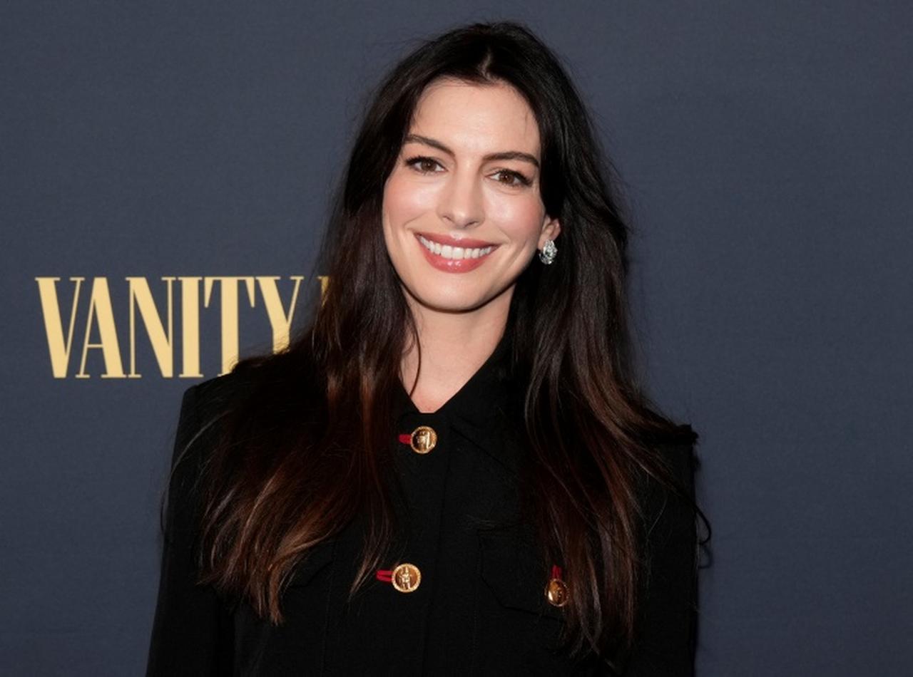 アン・ハサウェイ、ステージ上で20年ぶりにクイーンの名曲を熱唱