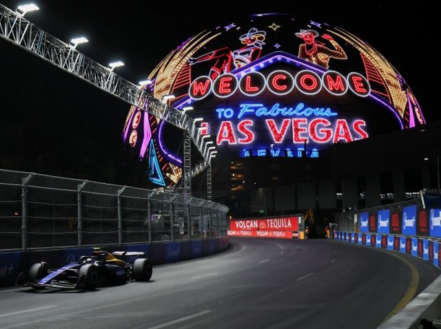 立ち止まってF1を観戦するのは違法、ファンが思いついた観戦方法が目から鱗