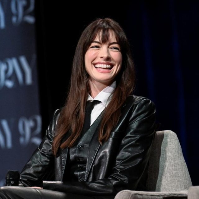 アン・ハサウェイ、NBA観戦中に選手とぶつかりそうになるも大歓喜