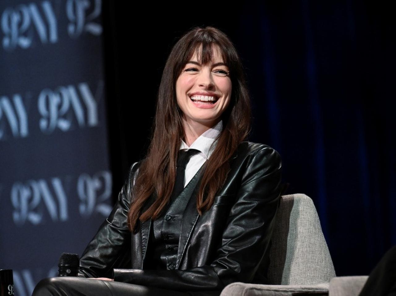 アン・ハサウェイ、NBA観戦中に選手とぶつかりそうになるも大歓喜