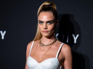 カーラ・デルヴィーニュ、美眉を作るコツはヘアスプレー