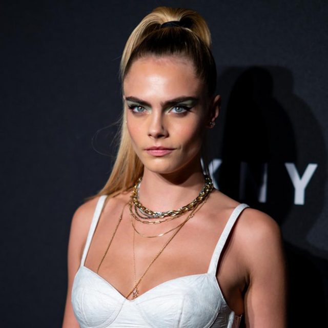 カーラ・デルヴィーニュ、美眉を作るコツはヘアスプレー