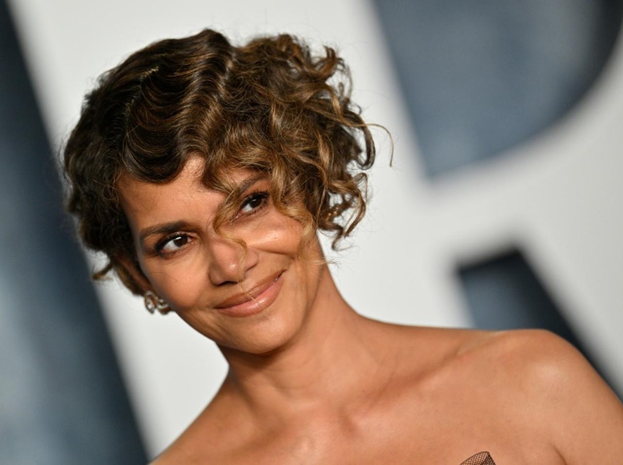 ハル・ベリー、伝説のアカデミー賞ドレスで再びステージに登場