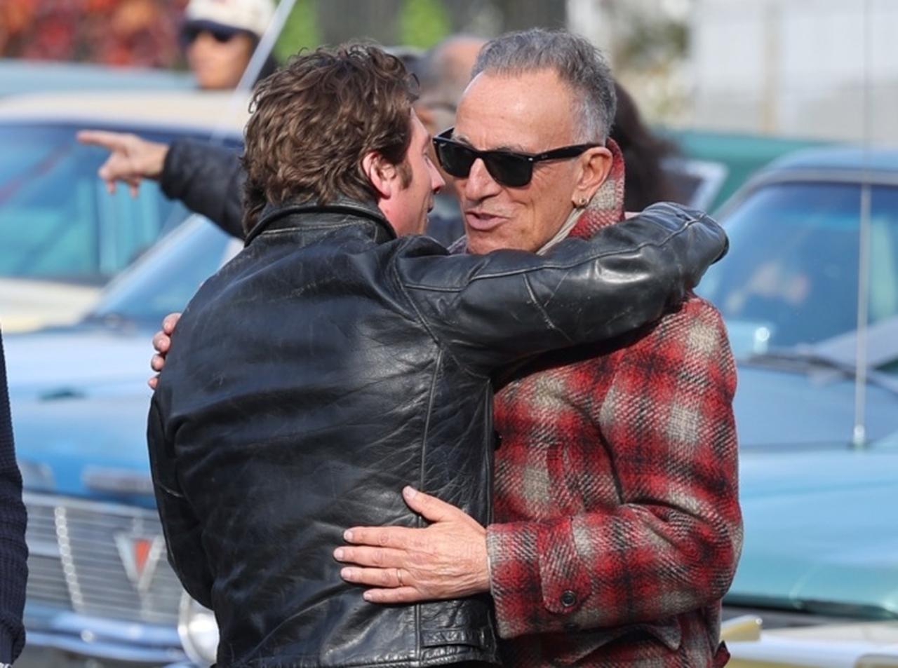 ブルース・スプリングスティーン、自身の伝記映画の撮影現場で激励