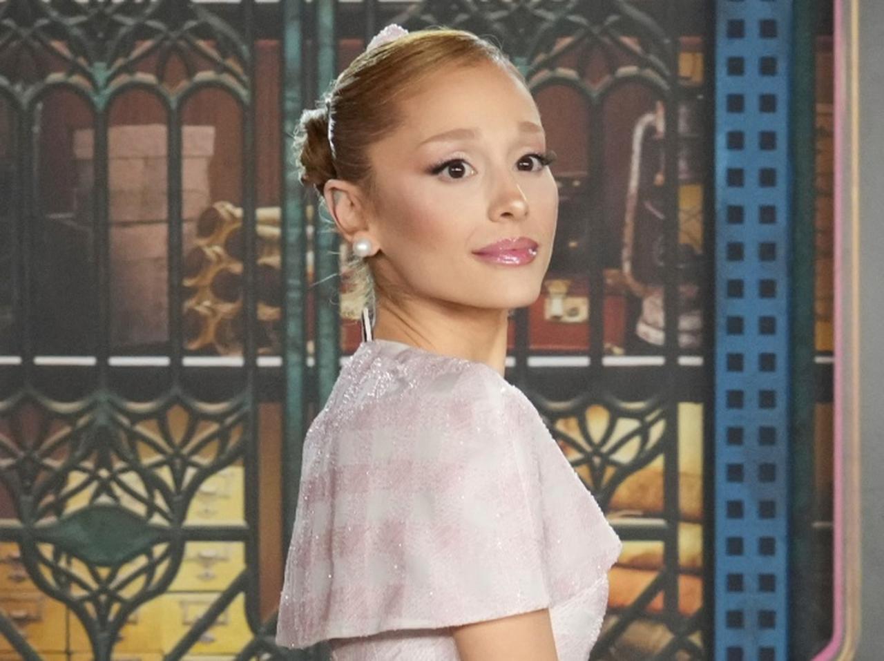 『ウィキッド』公式の”ミス”にアリアナ・グランデが指摘