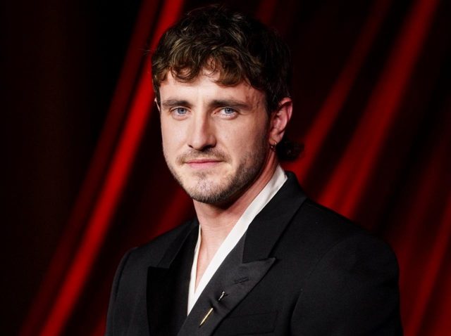 ポール・メスカル、東京でマイリー・サイラスの名曲を熱唱