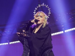 マドンナが8年ぶりに来日！漢字を使った日本ネイルがさすが