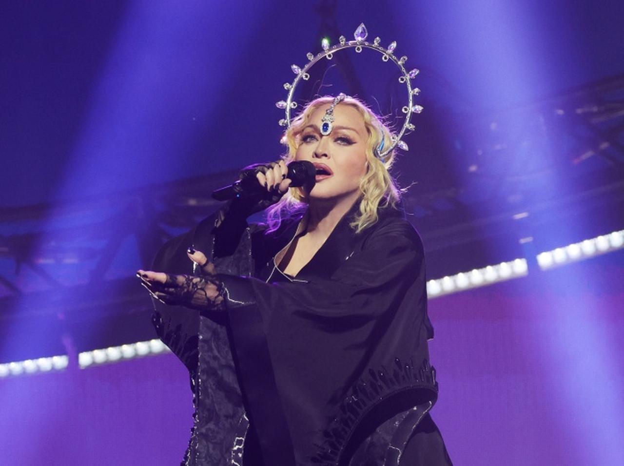 マドンナが8年ぶりに来日！漢字を使った日本ネイルがさすが