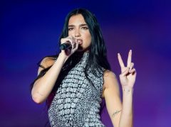 デュア・リパ、日本で「カープール・カラオケ」を撮影していた