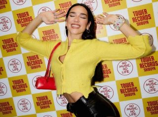 デュア・リパ、来日中に持っていたバッグはどこのブランドのもの？