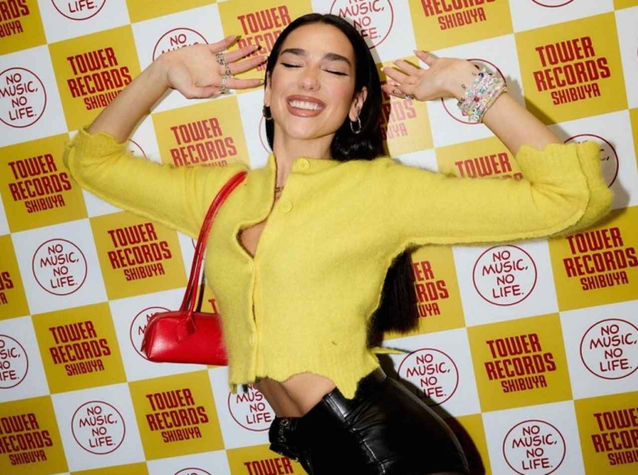 デュア・リパ、来日中に持っていたバッグはどこのブランドのもの？